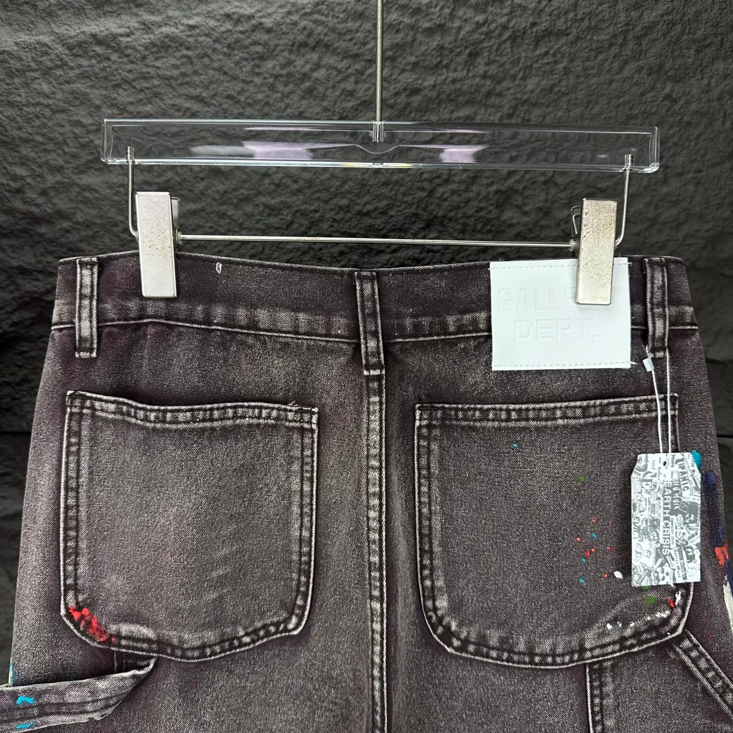 P250 GALLERY DEPT. & Croixin co-branded 2025 new splash-ink hand-painted splicing multi-pocket couple style loose washed micro-flared jeans 🔥High version🔥High version🔥 Top ceiling quality Styles with different washed textures are very friendly to people with thin legs and thick legs. The micro-flared version is very flattering. Moderate length that never goes out of style, easy to match with casually, basic styling for various styles, a must-have in the wardrobe! The fabric is stiff but also makes the upper body soft without losing texture. The washing process is even more perfect. It is a must-have item for everyone! ! ! Washed wheat, hang tag, pants label, three complete labels, color: brown, size: 28, 30, 32, 34, 36 (five sizes)
